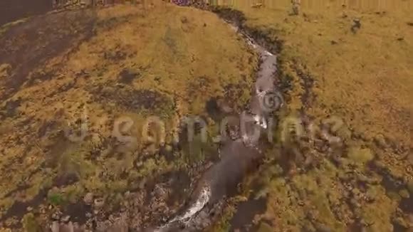 空中观景台飞越美丽的山河空中摄影机拍摄景观全景视频的预览图