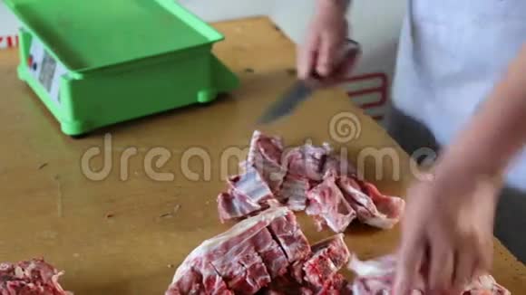 切羊肉以备餐视频的预览图
