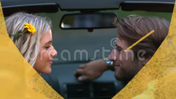 白种人夫妇在车里接吻虽然黄色的心形前景视频的预览图