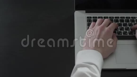 手打印键盘上的文字视频的预览图