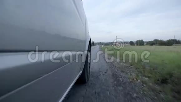 汽车在狭窄的道路上缓缓行驶视频的预览图