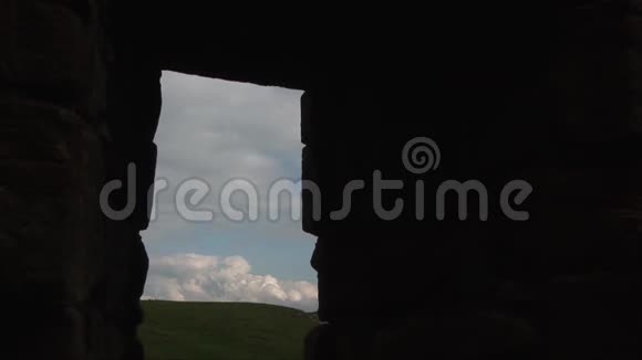 从城堡窗户看到的时间流逝视频的预览图
