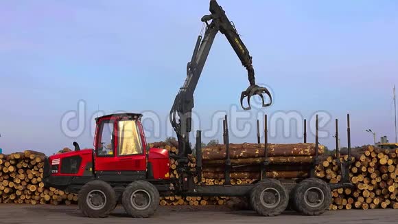 在卡车上用机械手装载原木在锯木厂锯木厂工作工作过程运输原木视频的预览图