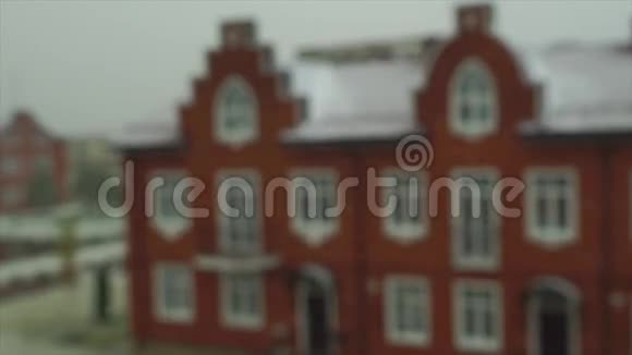 红砖小镇房子前雪花的慢动作视频视频的预览图