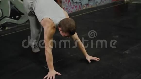 一个运动员在健身房里倒着站在水壶上杂技表演视频的预览图