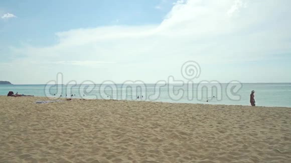 穿比基尼的女孩在海滩上漫步视频的预览图