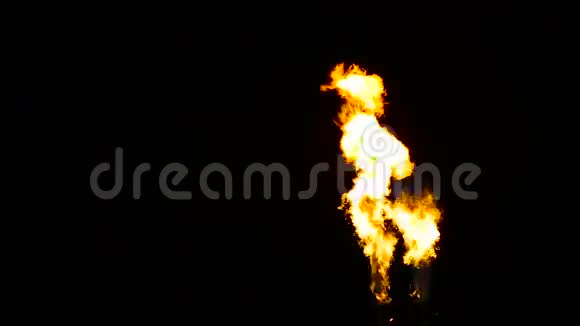火焰从两个气体燃烧器在黑暗背景下的旋转中爆发视频的预览图