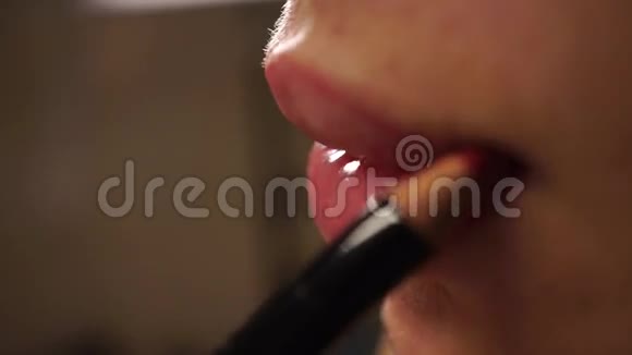 女孩用红唇铅笔宏观视频视频的预览图