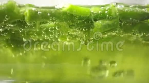绿豆在沸水中放入玻璃锅中把慢镜头收起来视频的预览图