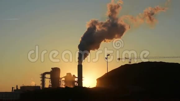 空气中的工业排放视频的预览图