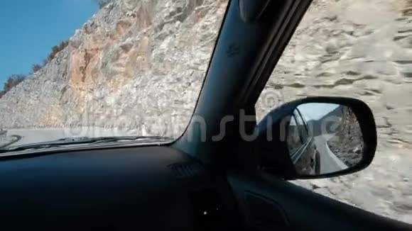 从沙龙汽车上拍摄沿着蜿蜒高速行驶视频的预览图