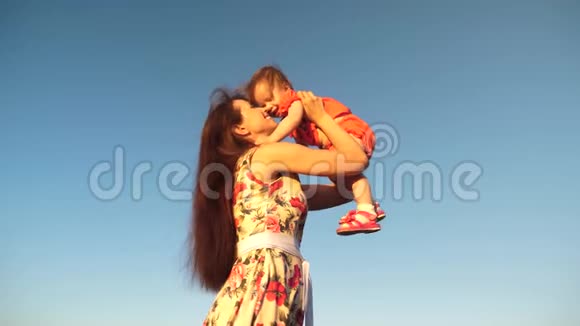 妈妈把孩子扔了宝宝笑了慢动作拍摄妈妈把女儿扔到天上妈妈在玩视频的预览图