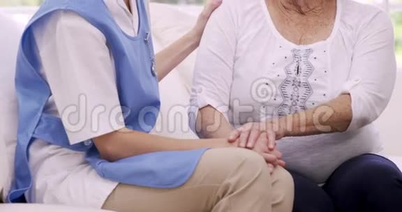 担心的高级女人和护士说话视频的预览图