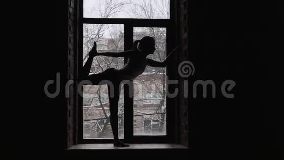在窗台做瑜伽的女人视频的预览图