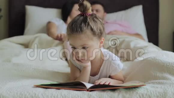 有家人的女儿在床上看书视频的预览图