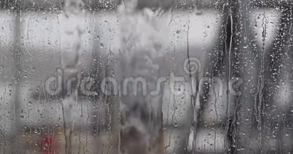 特写水流在玻璃上视频的预览图