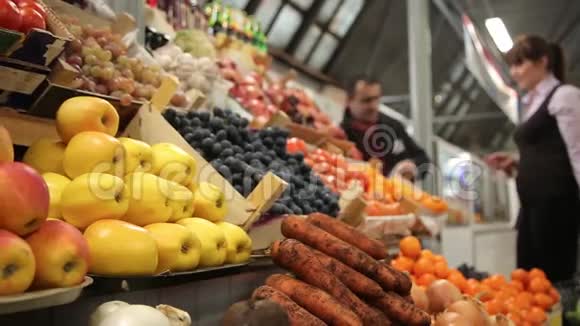 女人在农场市场买蔬菜展示视频的预览图