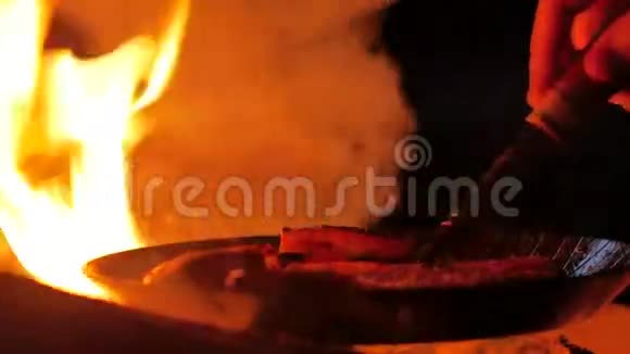 在篝火上煮土豆视频的预览图