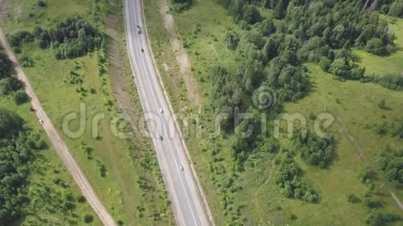 有树木和山的公路鸟瞰图剪辑林区沥青道路的俯视图视频的预览图