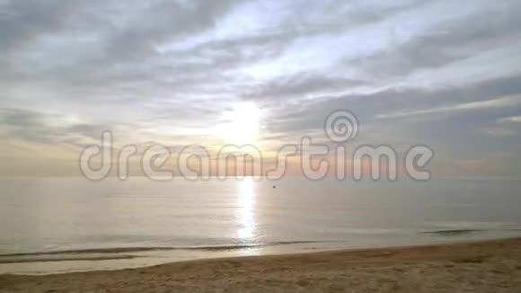 日出海滩海上日出的景象海浪慢慢地拍打着沙滩视频的预览图