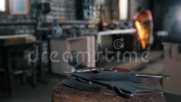 在一个模糊的铁匠的背景上伪造物品视频的预览图