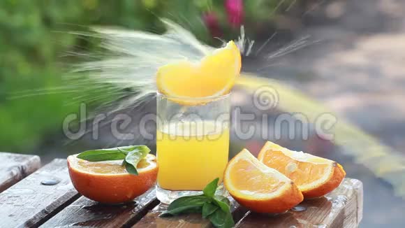 将成熟的橙子和橙汁榨汁成一杯视频的预览图
