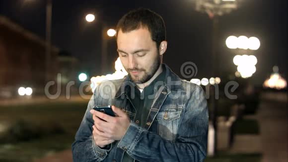 城市中年轻男性使用智能手机视频的预览图