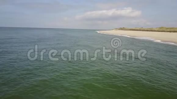 慢转弯飞越完全空的海滩视频的预览图