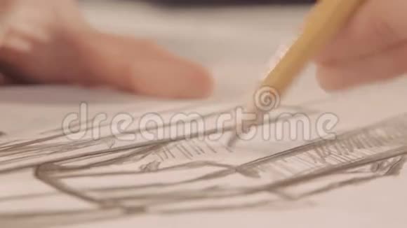 双手用铅笔画画设计师在纸上画了一条线特写视频的预览图