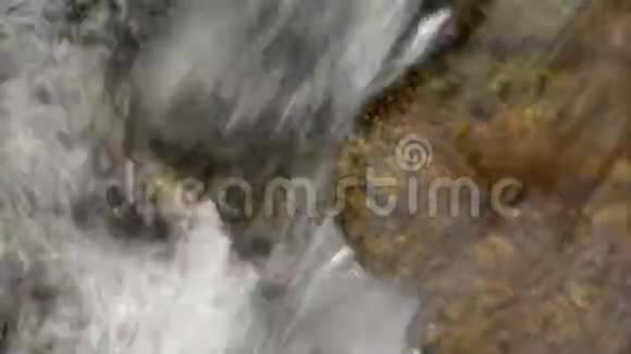 水从岩石上滴下来有声音视频的预览图