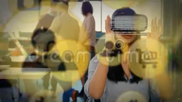 黄色图标动画女性佩戴VR耳机视频的预览图