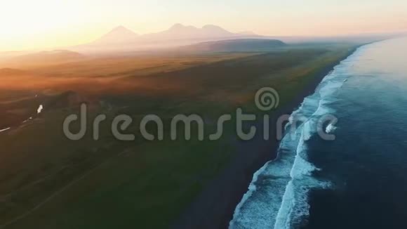 美丽的风景日落时的海和山沿着海浪在直升机上飞行视频的预览图