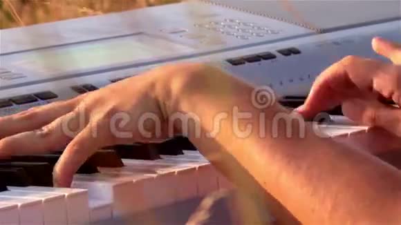 快乐的年轻女子在球场上弹钢琴视频的预览图