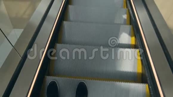 在自动扶梯上有腿的照片视频的预览图