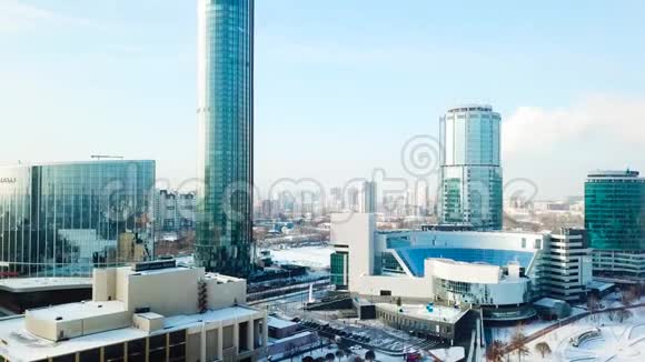 冬季现代城市的俯视图美丽的晴天在大城市与摩天大楼在冬天视频的预览图
