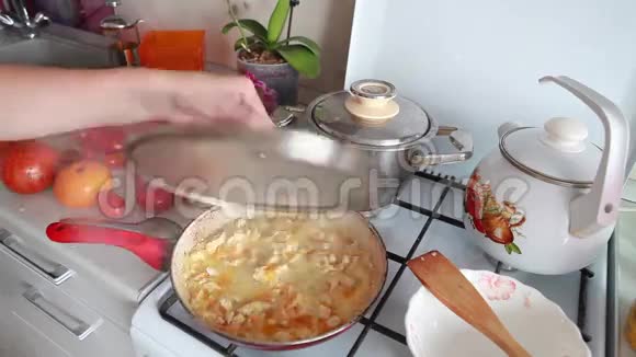 在厨房的煎锅里煮蔬菜混合物视频的预览图
