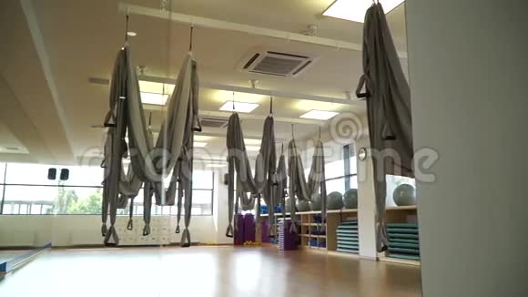镜子里的倒影和瑜伽飞行的吊床健身房视频的预览图