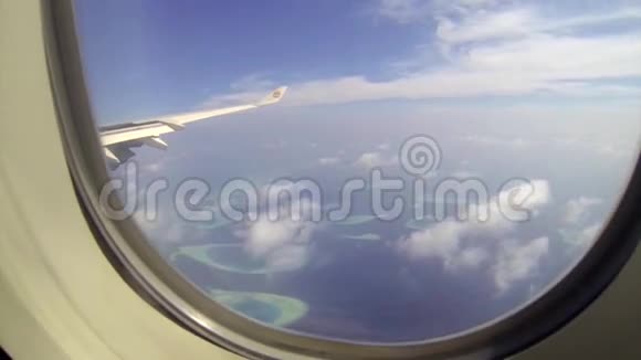 飞越马尔代夫的飞机视频的预览图