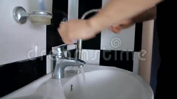 男人在浴室里洗手视频的预览图