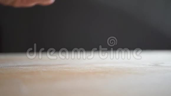 两个人用手在木桌上倒意大利面慢动作视频视频的预览图