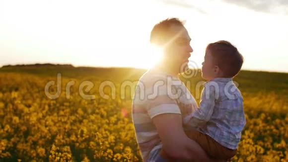 日落时父亲和儿子在田里玩慢节奏视频的预览图