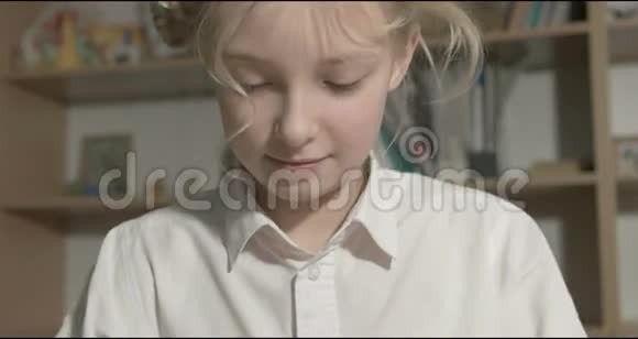 小女孩在教室或房间里学习编织视频的预览图