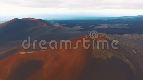 红山美丽的风景飞过群山视频的预览图