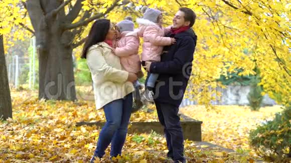 秋天幸福的一家人在公园散步父母和两个孩子视频的预览图