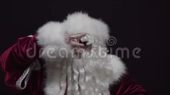 快乐的圣诞老人在黑色背景下跳舞视频的预览图