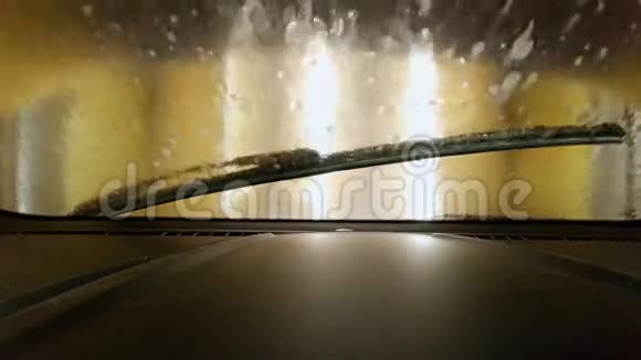 自动洗车站从车内4K镜头视频的预览图