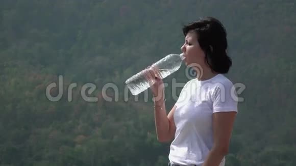女人在mountain4K上喝水视频的预览图