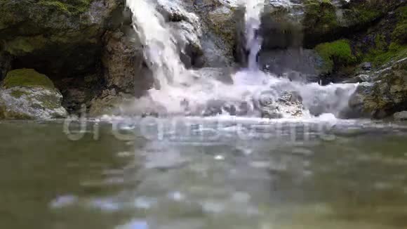 小山河上的瀑布急流在长满青苔的石质河床中流淌春天纯净的淡水视频的预览图