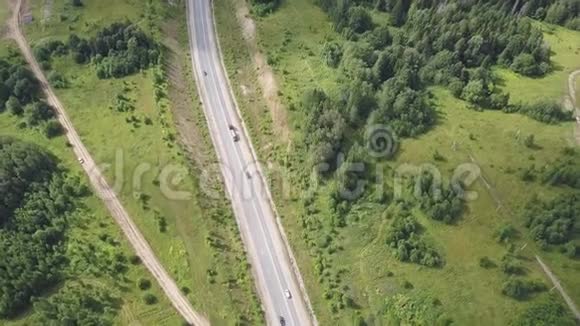 有树木和山的公路鸟瞰图剪辑林区沥青道路的俯视图视频的预览图