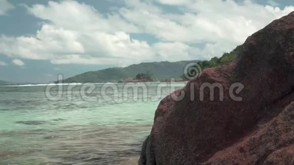 塞舌尔普拉斯林岛印度洋岛屿的洛基海岸视频的预览图